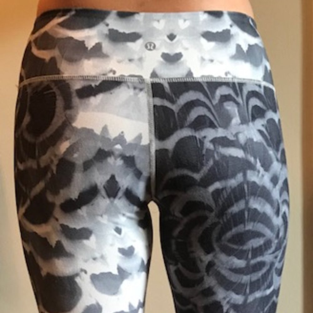 Lululemon "Pretty Plume Angel Wing" Wunder Under 8 - Picture 2 of 4